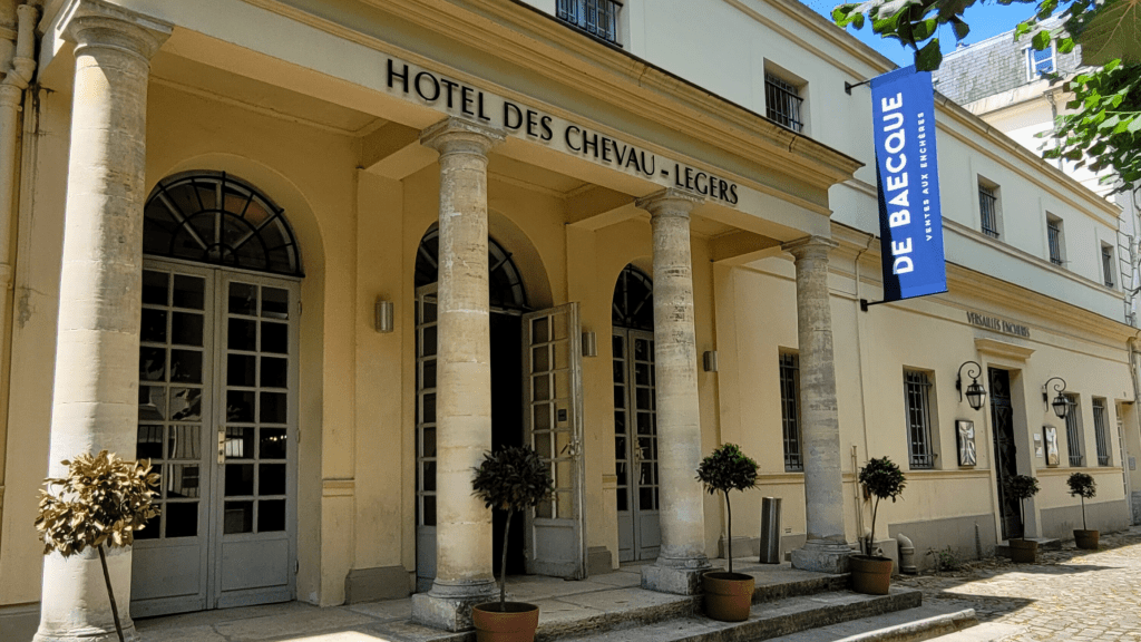 Facade de l'hotel des ventes des Chevau-Légers à Versailles